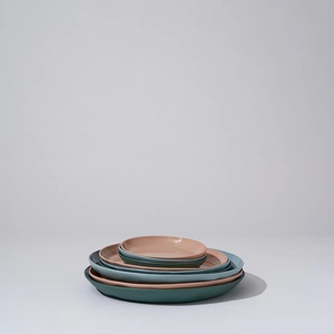 Assiette à dîner en céramique ivoire, bord fin, finition brillante, design résistant aux éclats, idéale pour le service du dîner et les tables contemporaines - Product Image 6