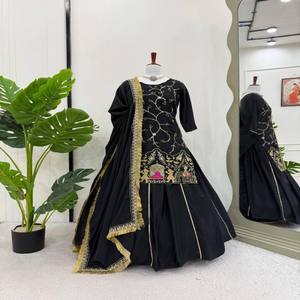 Conjunto de Lehenga de Seda Natural para Mujer VASTRA COTTAGE con Top Bordado y Dupatta con Cuentas, Lentejuelas y Trabajo de Hilo, Traje para Fiesta - Product Image 1