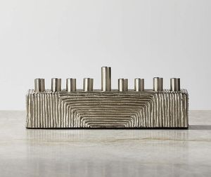 Menorá en Espiral con Detalles en Oro y Plata para Hanukkah, Candelabro de Diseño Único para la Festividad Judía - Product Image 5