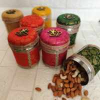 Boîte de Bhaji en acier inoxydable de tissu de brocart traditionnel | Cadeau de mariage Shagun | Conteneur Haldi Mehndi Laddu | Ganpati Favor Dabba
