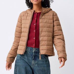 Veste d'hiver pour femme à capuche en duvet avec poches utilitaires et logo sur la poitrine, veste matelassée tendance pour femme, veste à bulles - Product Image 4