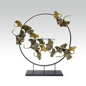 ประติมากรรมโลหะเคลือบทองและทองเหลืองโบราณ Gingko ใบดีไซน์เนอร์ที่สะดุดตาพร้อมฐานสีดำ - Product Image 1