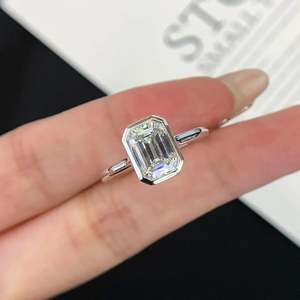 แหวนหมั้นเพชรและมรกตเพาะเลี้ยงทรงเหลี่ยมประดับขอบเพชร-ได้รับการรับรองจาก IGI-ทองคำขาว - Product Image 1
