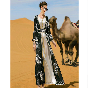 Les maxi robes arabes de style caftan aux coupes tendance avec ceinture et broderie sont maintenant disponibles pour la revente en gros - Product Image 1