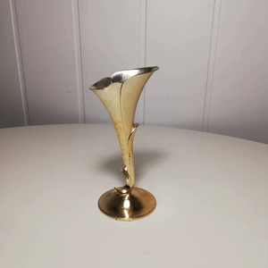 Jarrón de Metal con Forma Floral y Acabado Dorado para Hotel, Restaurante, Espacio de Estar, Estilo Interior de Lujo y Decoración - Product Image 1