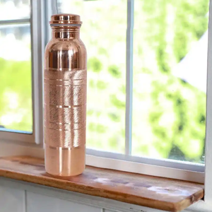 Bouteille d'eau en cuivre pur faite à la main AZ ENTERPRISES |   Vase à boisson moderne en cuivre écologique grande capacité avec couvercle pour le bureau - Product Image 1