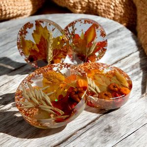 Ensemble de dessous-de-verre en résine faits à la main pour la décoration de la maison, à des fins de cadeaux, avec une belle finition brillante - Product Image 3