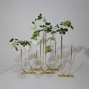 Florero Moderno en Forma de U de Hierro/Latón con Acabado Dorado para Decoración de Mesa de Salón, Hogar o Boda, Hecho a Mano - Product Image 2