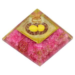 Pirámide de energía de orgón hecha a mano con cristales curativos Golden Shree Yantra y bobina de cobre Equilibrio de chakra y energía positiva - Product Image 1