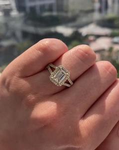 แหวนเพชรทรงมรกตขนาด 2.20 กะรัต คุณภาพเยี่ยม ผลิตด้วยเทคนิค Lab Grown ประดับด้วยลวดลาย Halo Pave Setting ในทองคำเหลืองเงางาม พร้อมเพชร CVD - Product Image 1