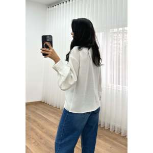 Blusa Elegante Blanca para Mujer, Mezcla de Viscosa, Cuello con Lazo, Silueta Fluida y Drapeada, para Oficina y Uso Diario - Product Image 5