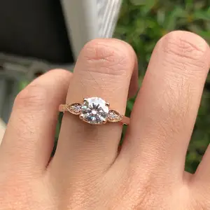 イエローゴールドの可憐なジュエリーのカラーレスモアッサナイトダイヤモンドとユニークな5つの石の婚約指輪