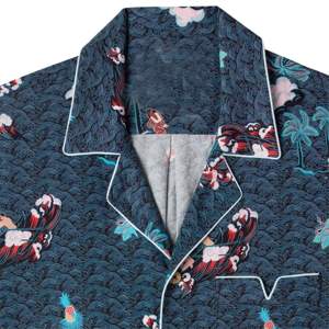 La chemise Playa of Eden Navy représente Adam et Eve dans un paradis tropical avec un passepoil blanc et des boutons en coquille d'Agoya - Product Image 6