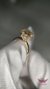 Anillo de Compromiso de Moissanita Champagne de 5 Quilates, Corte Cojín, Solitario, Color D, Claridad VVS, Oro Amarillo de 10K, para Mujer - Product Image 5