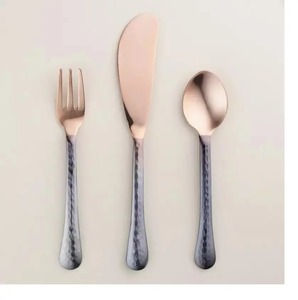 Juego de cubiertos de resina y acero inoxidable con elegante acabado artesanal, ideal para cenas refinadas, uso en la cocina y en la mesa. - Product Image 4