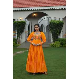 Experimente el encanto del vestido de tendencia moderno con lentejuelas de tela Gold Crush y Dupatta de fiesta con bordado múltiple - Product Image 1