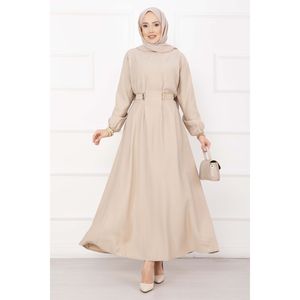 Robe hijab avec broche dorée et détails à la taille, ornée de pierres naturelles, style élégant et féminin - Product Image 1