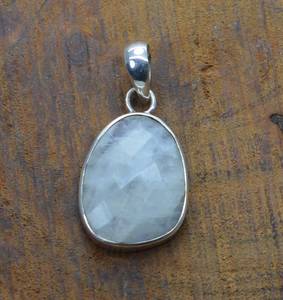 Pendentif en Pierre de Lune Arc-en-ciel Blanche, Argent Sterling 925, Fait Main, Bijou en Pierre Précieuse Taillée, Haute Qualité, Pour Enfants et Femmes, Usage Quotidien - Product Image 1