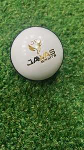 Pelota de cricket cosida a mano internacional 5.5onz blanca de cuero curtido de aluminio genuino - Product Image 5