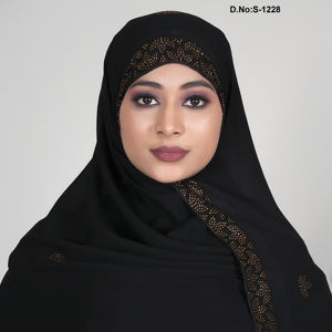 Hijab de Chifón Elegante con Borde de Cristal Ornamentado y Motivos Brillantes Dispersos para un Estilo Modesto y Elegante - Product Image 3