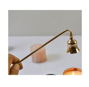 Apagavelas decorativo de metal, ideal para el manejo suave de la llama y para realzar el ambiente de la luz de las velas con elegancia discreta. - Product Image 3