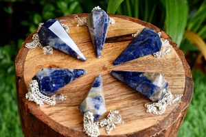 Péndulo de sodalita facetado de 6 tendencias principales, modelo de cristal curativo a granel energizado al por mayor para artesanía de radiestesia - Product Image 3