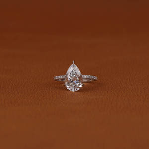 Anillo de Compromiso Clásico Chapado en Oro Sólido de 18KT para Mujer, Corte de Pera, Diamante Cultivado en Laboratorio, Corte de Media Eternidad, Ajuste de Pavimento de Diamante Lateral - Product Image 1