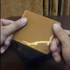 Cartera Bifold de Cuero Marrón Premium para Hombre, Acabado Brillante Elegante, Diseño Profesional, Accesorio de Bolsillo Delgado y Ligero para Uso Diario - Product Image 4