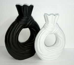 Le vase décoratif en métal apporte un charme intemporel aux tables basses, consoles et centres de table. - Product Image 5