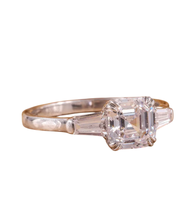 Bague de fiançailles à trois pierres en moissanite VVS D taille Asscher 1 carat, pierres latérales baguette coniques, plaqué or, sertissage à griffes, argent 925