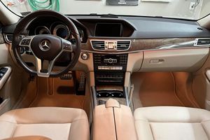 Mercedes-Benz E350 4Matic Wagon 2014 d'occasion, moteur V6 3,5 litres, transmission intégrale, équipements Premium et Sport, 3ème rangée de sièges orientée vers l'arrière - Product Image 3