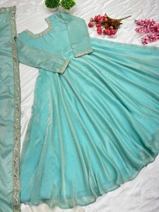 Collection de robes de créateurs très demandée, en soie lourde avec broderies et sequins, pour femmes, pour les occasions spéciales. - Product Image 5