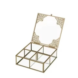 Boîte à bijoux moderne de luxe en métal avec cadre décoratif doré, élégante boîte de rangement pour bijoux en verre transparent et laiton - Product Image 5