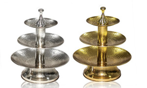 Plateaux de présentation de luxe en fil doré dernier cri Support à gâteau en métal avec socle antidérapant en acacia Support à gâteau en métal et bois en vente - Product Image 4