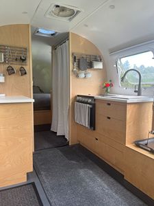 Casa Pequeña sobre Ruedas, Independiente de la Red |   Autocaravana Airstream Vintage de 30' Totalmente Renovada |   ENVÍO GRATUITO A TODOS - Product Image 5