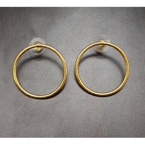 Pendientes de Aro y con Perno de Latón Hechos a Mano, Bañados en Oro con Estilos Clásicos y Religiosos, con Perla de Rodio como Piedra Principal - Product Image 1