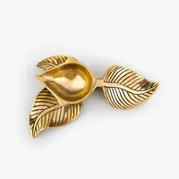 Diya décoratif en forme de feuille, finition laiton antique plaqué, design classique, cadeau d'affaires, souvenir, pour la maison, le bureau, le mandir et le temple