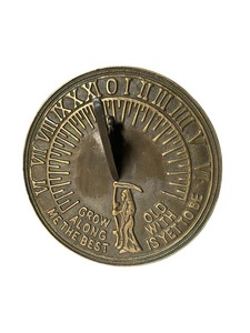 Reloj Solar de Jardín de Metal Grabado con Diseño Antiguo, Regalo de Aniversario o Boda - Product Image 5