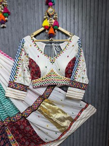 ชุดเสื้อครอปแต่งสำหรับเจ้าสาวชุดแต่งกายแต่งกายสั้นสำหรับงานแต่งงานแบบชาวกานาอินเดียปักลายสำหรับงานปาร์ตี้ออกแบบได้ตามต้องการ - Product Image 3