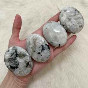 Precio al por mayor, piedra de Palma de piedra lunar arcoíris Natural con inclusiones negras, cristal curativo pulido, amor por la energía y el equilibrio - Product Image 6