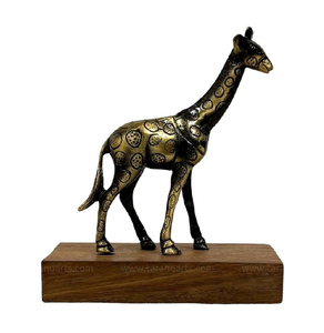 Sculpture en laiton de lion royal debout avec une crinière pleine et texturée. Un chef-d'œuvre. Disponible à prix de gros. - Product Image 5