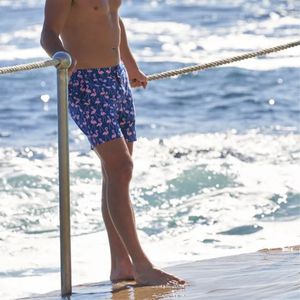 กางเกงขาสั้นเล่นบาสเก็ตบอลตาข่ายของผู้ชายลายดอกว่ายน้ำโพลีเอสเตอร์มีกระเป๋าขนาด5นิ้ว - Product Image 2