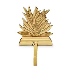 Soporte de media de metal de lujo para Navidad Gancho de vacaciones Premium para medias y estilo de hogar de invierno - Product Image 1