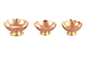 Cuenco de cobre para puja con diseño de svástica y pedestal de latón para decoración de templos. - Product Image 2