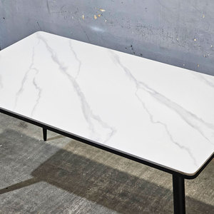 Mesa de Comedor Doris de 140x80cm con Tapa de Vidrio y Patas de Hierro Cónicas, Estable y Extensible BA68056 - Product Image 4