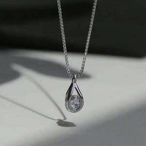 Pendentif tendance en forme de goutte d'eau en diamant plaqué rhodium avec chaîne - Product Image 2