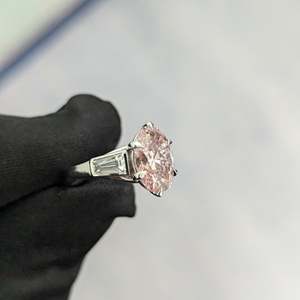 Anillo de Compromiso con Diamante Cultivado en Laboratorio, Color EF, Claridad VS, con 2.5ctw, Tres Piedras Ovaladas, Corte Baguette, Engaste de Bisel, para Tu Día Especial - Product Image 3