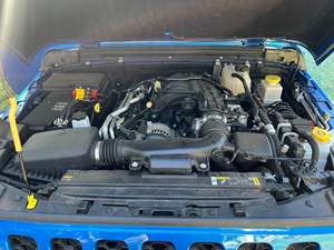 Gladiator Sport 2023, 4x4, Motor V6, Tracción en las Cuatro Ruedas, Color Azul Hidro, Mayormente sin Modificaciones - Product Image 5