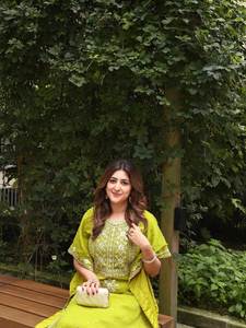 Kaftan de qualité supérieure en tissu lourd, de style designer, pour les occasions spéciales, en faux georgette, avec de magnifiques broderies de sequins et de zari, avec pantalon - Product Image 2