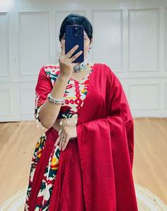 Exquisito encaje de cauri que detalla el rayón y la seda impresa Lehenga Choli Diseños de fiesta de longitud larga con toque elegante - Product Image 5